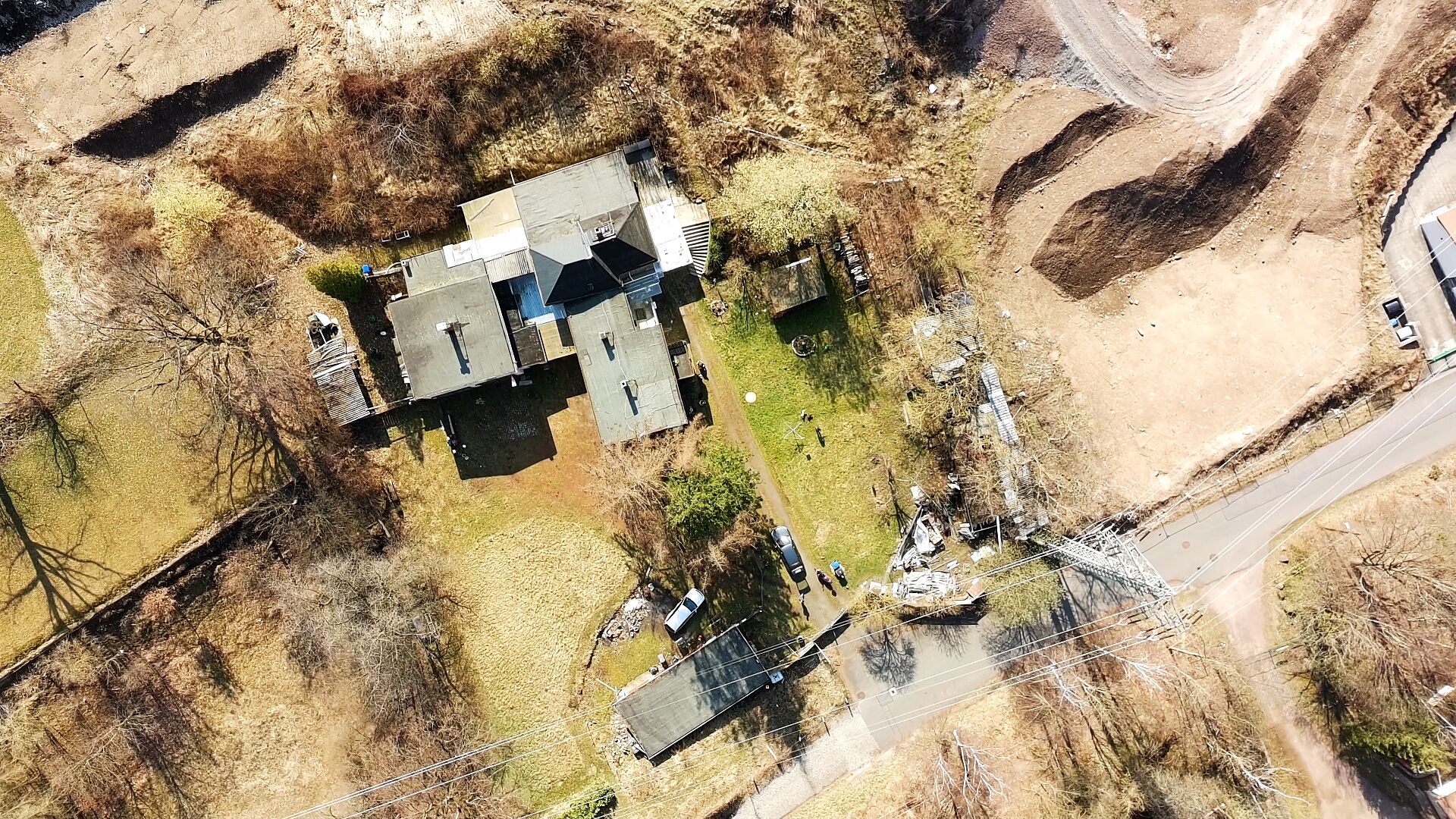 Senkrechte Luftaufnahme des Kunsthofs Heidenschanze 24 mit den zusammenhängenden Wohnhäusern, der Zufahrt und den angrenzenden Freiflächen.