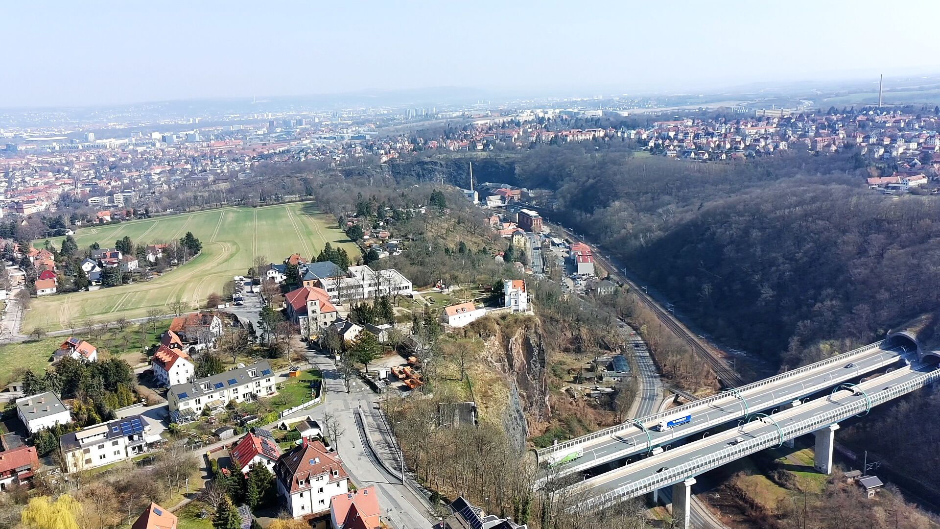 Luftbild über dem Weißeritztal: rechts das Autobahnviadukt der A 17 vor dem Tunnelportal, links die Häuser von Coschütz, im Hintergrund Dresden.